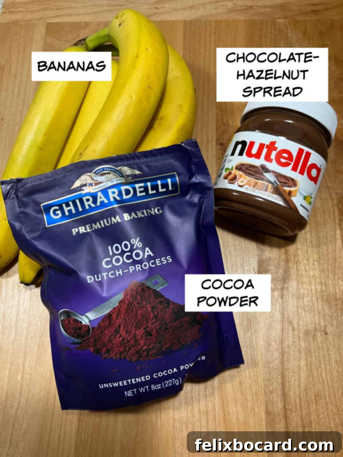 ingredients: bananas, chocolate-hazelnut spread, and cocoa powder.