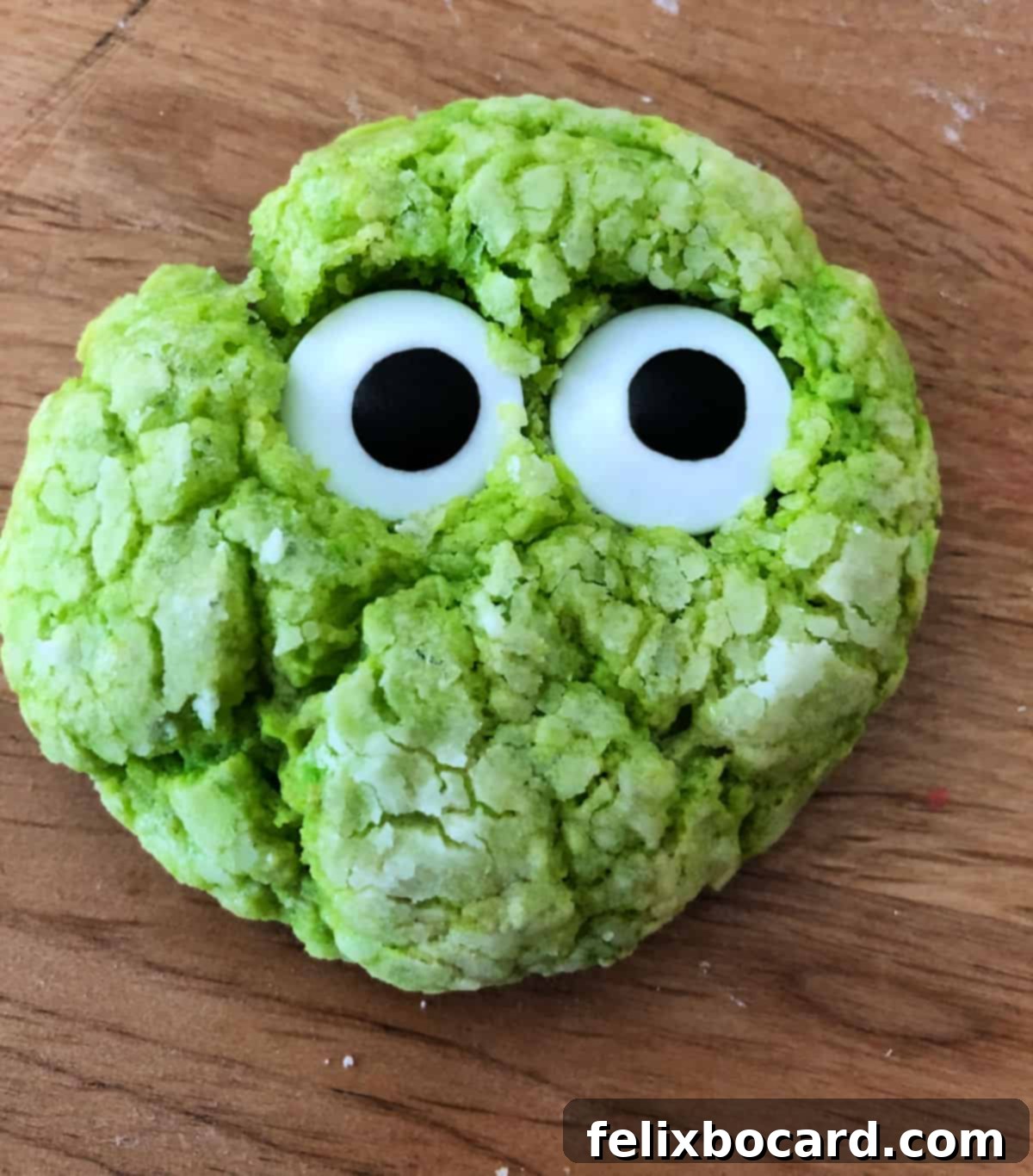 Spooky Eyeball Treats 2 Vibrant green monster eye cookie with several edible googly eyes, perfect for a Halloween treat.